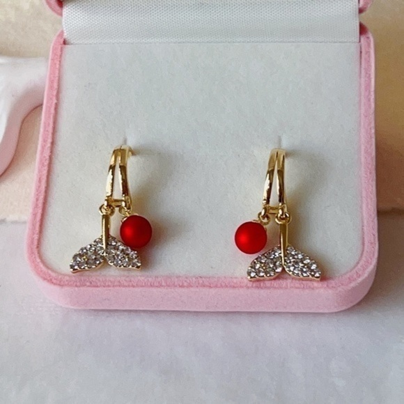 18K GP Fishtail & pearl C- hoop earrings - Picture 3 of 9